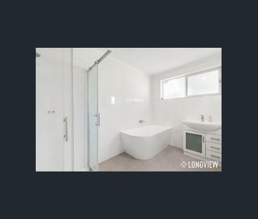 New renovate 5 Bedroom spacious Family Home in a perfect Location - Photo 3