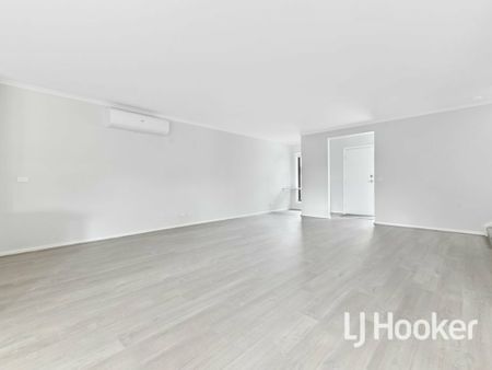 Modern, Spacious Townhouse! 8 Merchant Place Pakenham - Photo 2