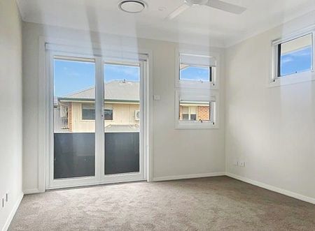 Gorgeous 4 bedroom townhouse for lease ! - Photo 2