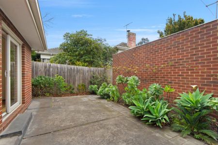 Brilliant Townhouse Well Positioned Opposite Wattle Park - Photo 4