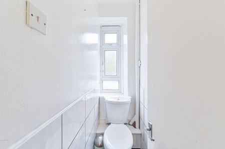 4 bedroom flat to rent - Photo 4