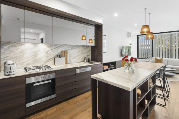 Sophisticated designer haven in an ultra-convenient location - Photo 1