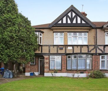 Hedgeley, Woodford Avenue, Ilford IG4 - Photo 4