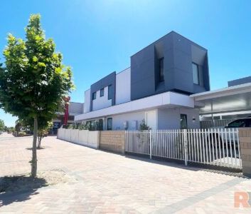 Modern Dual-Key Apartment – Stylish, Spacious & Convenient - Photo 1