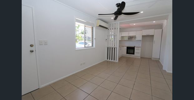 Refreshed unit within minutes to the Broadwater! - Photo 1