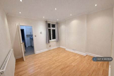 3 bedroom end of terrace house to rent - Photo 3