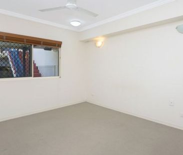 Top-Floor Apartment with Stunning Views of Anzac Park & Marina - Photo 6