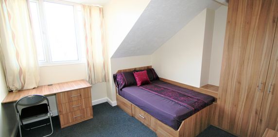 Flat 5, 207 HYDE PARK ROAD Leeds - LS6 1AH - Photo 2