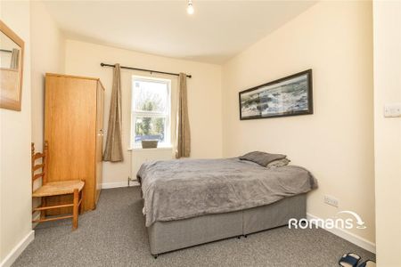 1 bedroom in a house share to rent - Photo 2