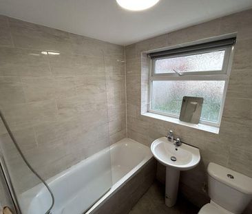 4 bedroom semi-detached house to rent - Photo 5