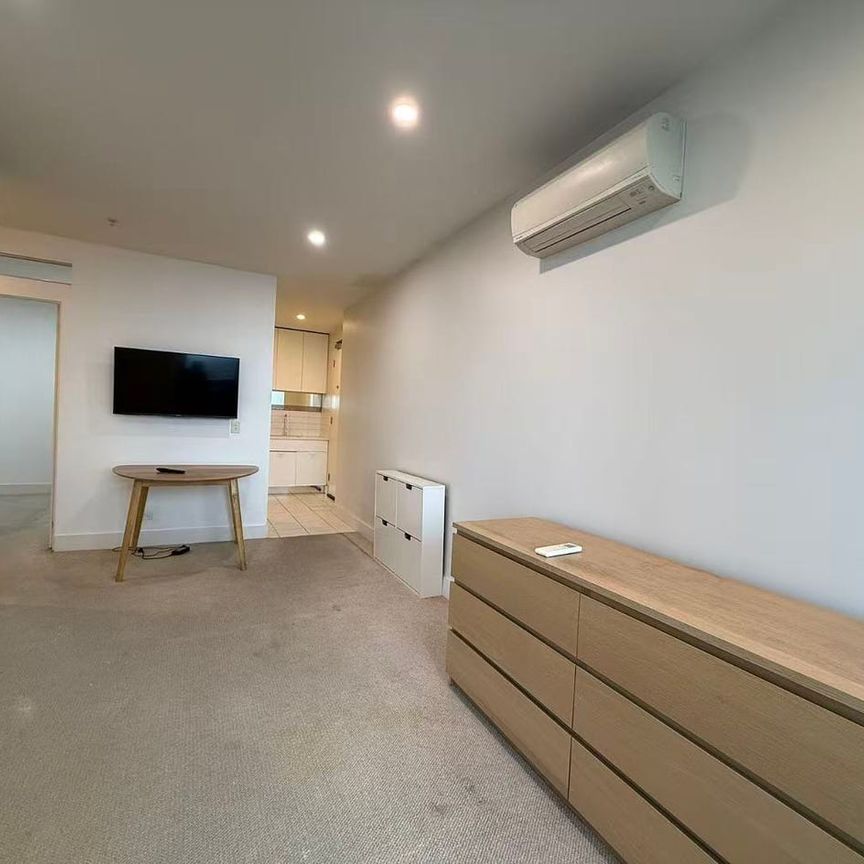 Stunning 2-Bedroom, 1-Bathroom Apartment in Prime Melbourne Location - Photo 1