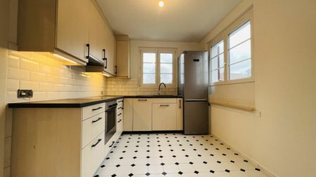 Neu renoviertes 6-Zimmer Doppelhaus mit Parkplätzen, Sitzplatz und Garten - Foto 2