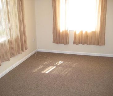 2 bedroom ground floor flat to rent - Photo 2