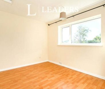 4 bedroom house to rent Como Place, Newcastle, ST5 - Photo 2