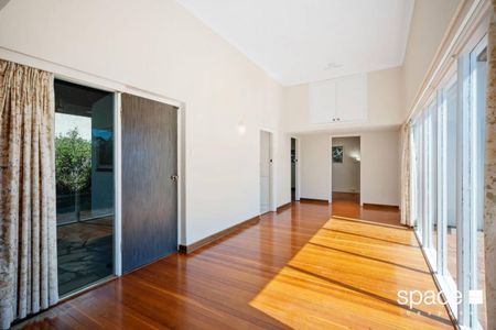 Unfurnished art deco home in lovely location - Photo 5