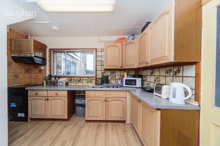 4 bedroom semi-detached house to rent - Photo 3