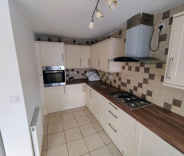 3 bedroom semi-detached house to rent - Photo 2