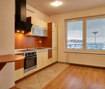 Prostorné 1+kk s balkonem a garážovým stáním u metra Zličín - Photo 3