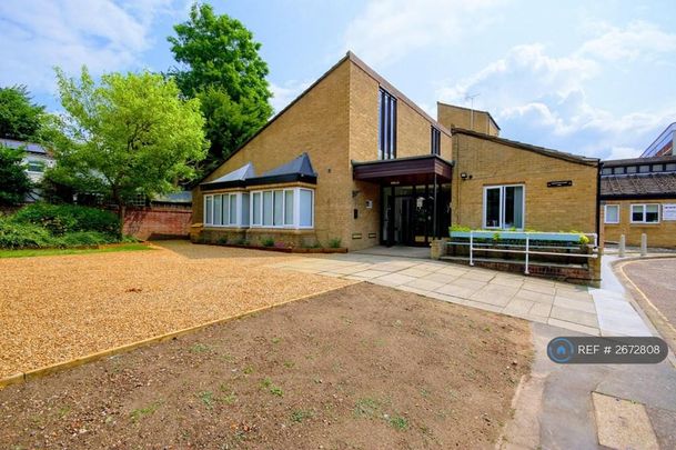 1 bedroom in a flat share to rent - Photo 1