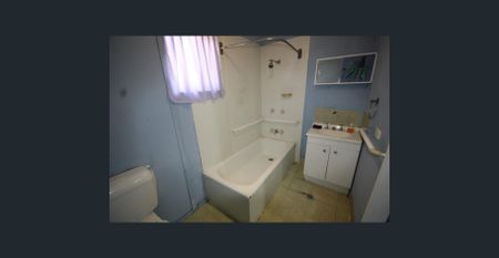 Cosy cottage home in Depot Hill. - Photo 5