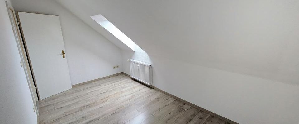++ frisch renovierte, neue 3-Raum DG-Wohnung mit Tageslichtbad - einziehen & wohlfühlen ++ - Foto 1