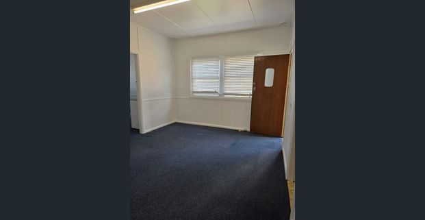 Conveniently Located 2-Bedroom Flat in a Small Block of 4 - Photo 1