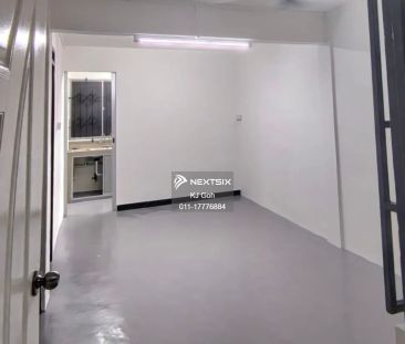 Flat Taman Ungku Tun Aminah - Photo 1
