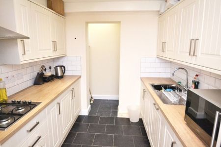 7 Bed Terraced House, Redshaw Close, M14 - Photo 5