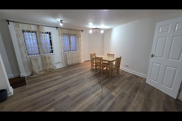 2 Bed Flat, Green Court, NW10 - Photo 1