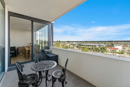 Luxury One Bedroom + Study On The Sixth Floor - Photo 4