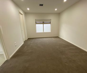 SPACIOUS MODERN TOWNHOUSE – OPPOSITE PARK - Photo 4