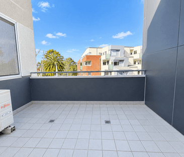 Stylish Two-Bedroom Apartment in Prime Location - Photo 6