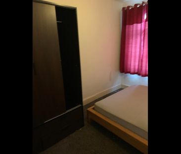 4 Bed Terraced House, Britannia Road, IG1 - Photo 4