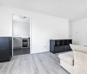 Flat to rent - Winston Close, Greenhithe, DA9 - Photo 4