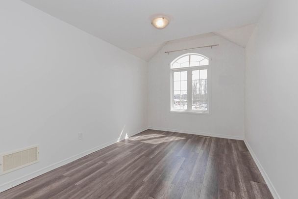 For Lease - 2 Lancaster Court, Barrie, Ontario - Photo 1