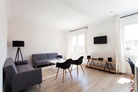 Bright and Spacious Four-Bedroom Apartment near Sants Station - Photo 3