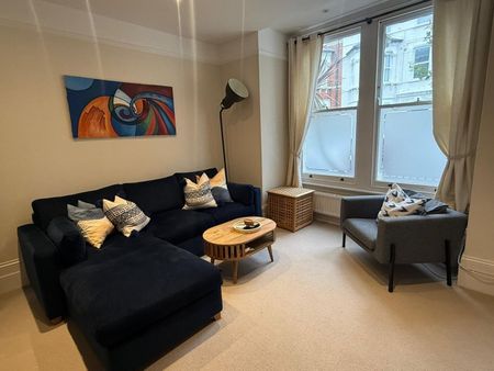 2 Bed Flat, Comyn Road, SW11 - Photo 5