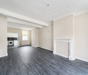 Terraced House to rent - Liffler Road, London, SE18 - Photo 4