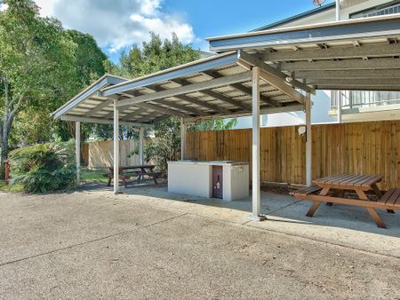 Spacious 3-Bedroom Unit with Resort-Style Facilities – Walk to Griffith University - Photo 4