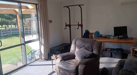 Charming Home with 15 acres of fully fenced land - Photo 3