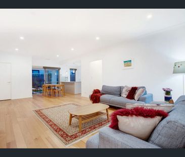 Modern low maintenance home - Photo 2