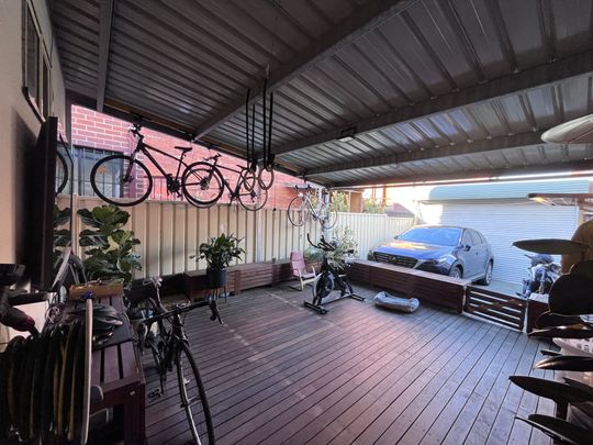 3 BEDROOM MODERN COMFORTABLE HOME WITH 4 SPLIT SYSTEMS - Photo 1