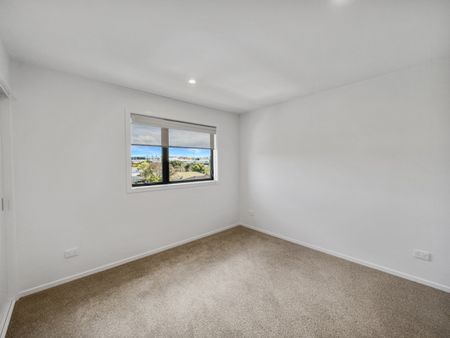 Spacious Townhouse - Photo 5