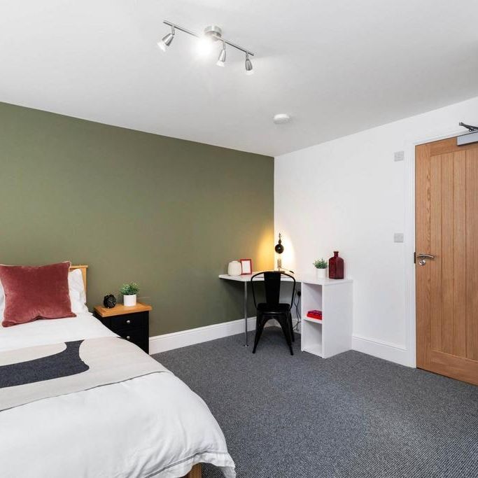 4 bedroom flat to rent - Photo 1