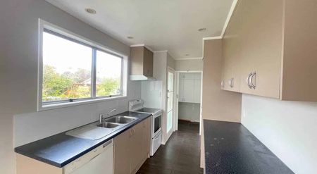 Easy, Breezy, Beautiful family home !! - Photo 4