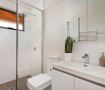 Private Entry with Courtyard – Perfect for Comfortable Living - Photo 6