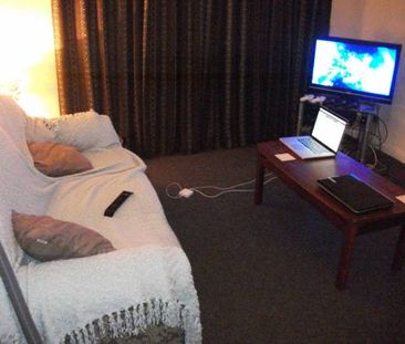 Next to Hull University, Spacious 4 Bed semi-detached student property - Photo 3