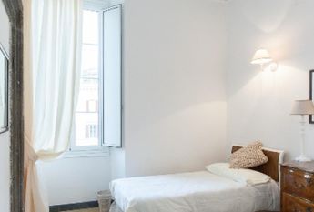 Center-Historic Jewish Quarter: Elegant apartment situated in beautiful Palazzo Nobiliare. Entrance, spacious living with original wood frescoed ceilings, large modern dining and kitchen, 4 bedrooms, 4 Baths, small terrace. #1527