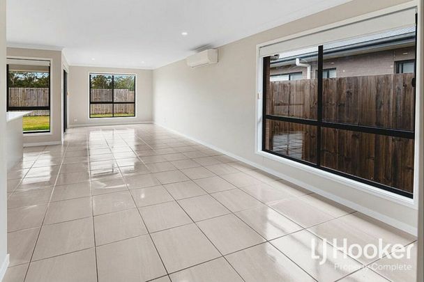 Modern & Spacious - Family Friendly Location - Great Size Backyard - Photo 1