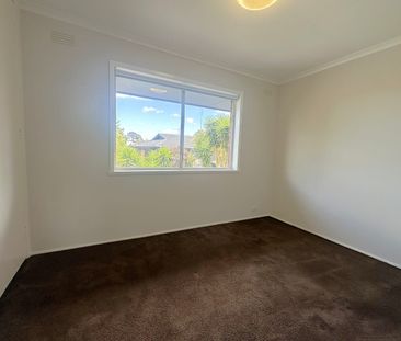Spacious Family Home with Pool in Prime Doncaster Location - Photo 4